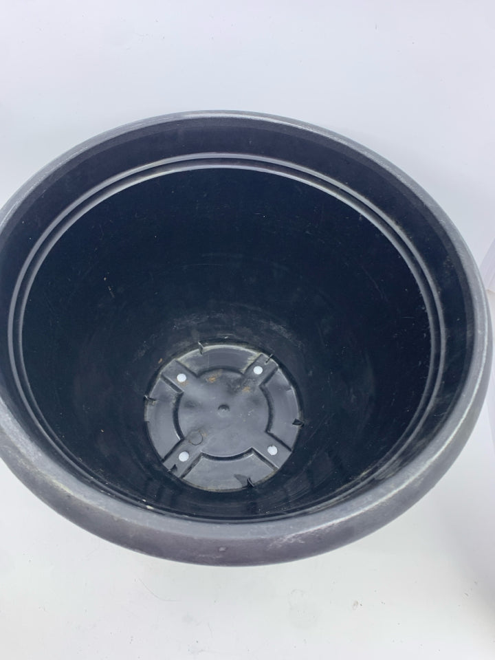 BLACK W WHITE ACCENTS PLASTIC PLANTER.
