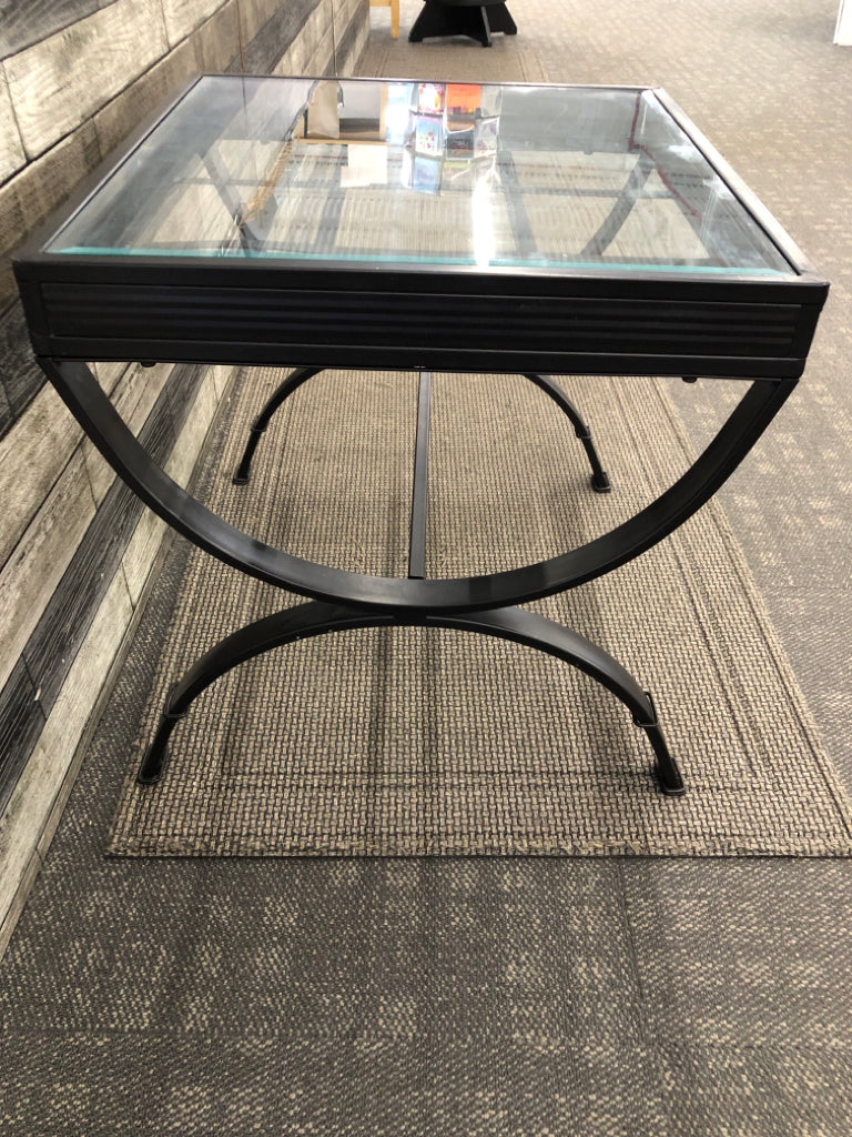 METAL U-SHAPED SIDE TABLE W/GLASS TOP.
