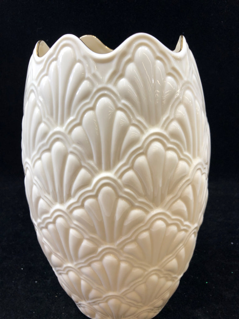 LARGE JACQUARD SCALLOP EMBOSSED VASE.