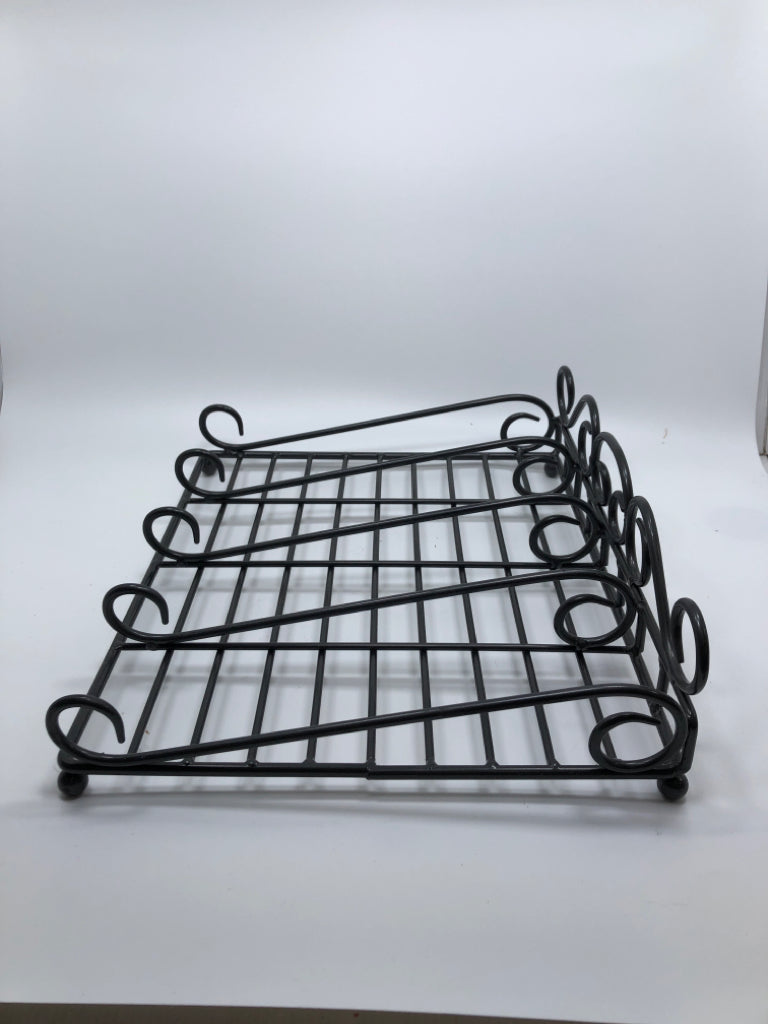 METAL SCROLL UTENSIL ORGANIZER.