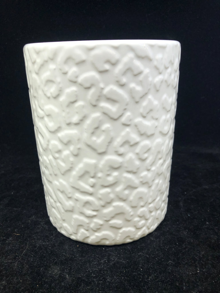 WHITE TEXTURED CERAMIC UTENSIL HOLDER.