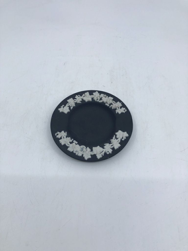 VTG WEDGWOOD BLACK JASPERWARE ASHTRAY.
