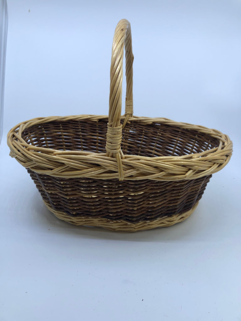 TWO TONE STRIPED OVAL BASKET W SINGLE HANDLE.