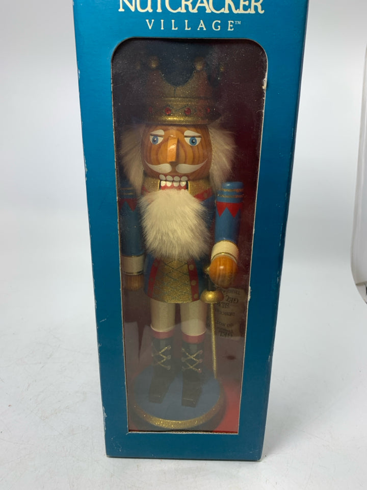 VTG IN BOX VILLAGE NUTCRACKER IN BLUE W/ RED & GOLD KING.