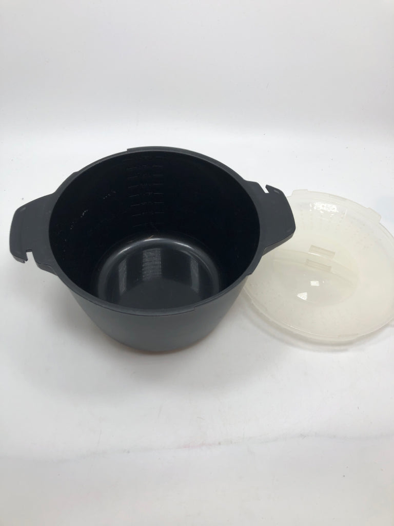 PAMPERED CHEF MICRO-COOKER.