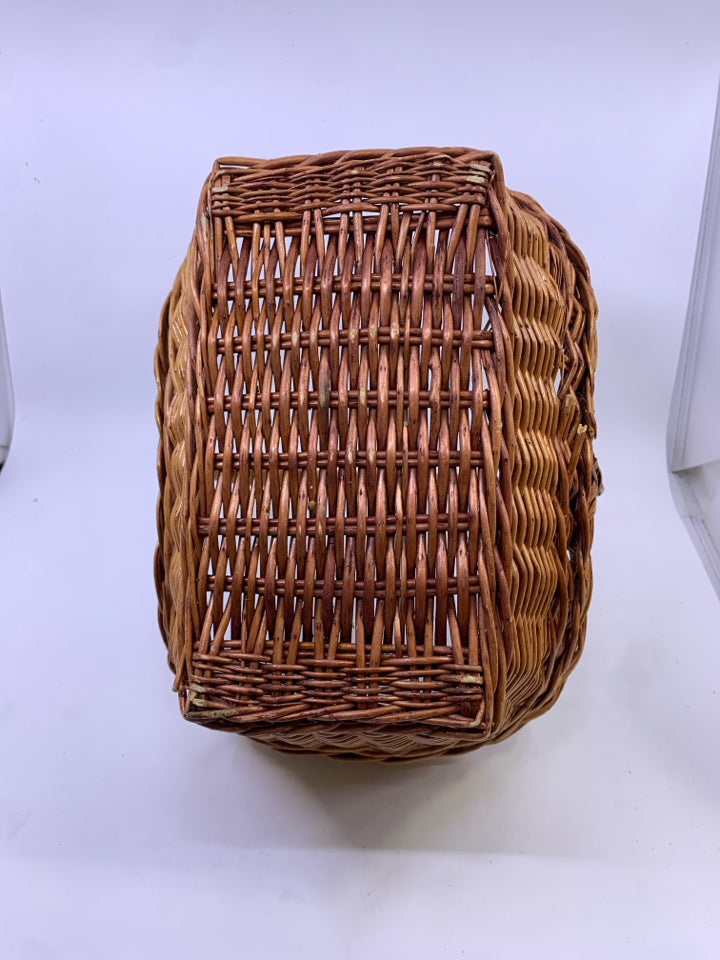 OVAL WICKER BASKET W HANDLE.