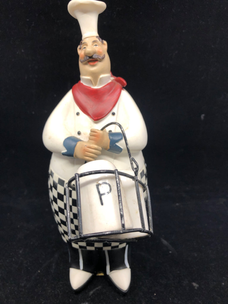 RESIN CHEF HOLDING S/P SHAKERS.