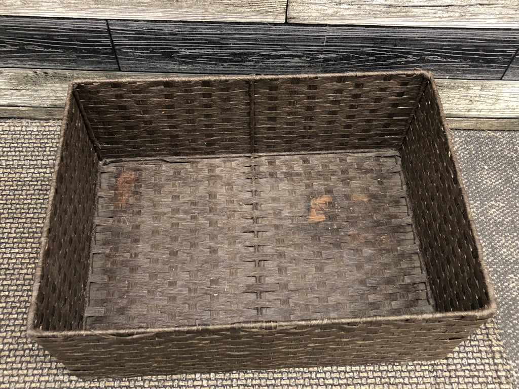 GRAY WOVEN BASKET.