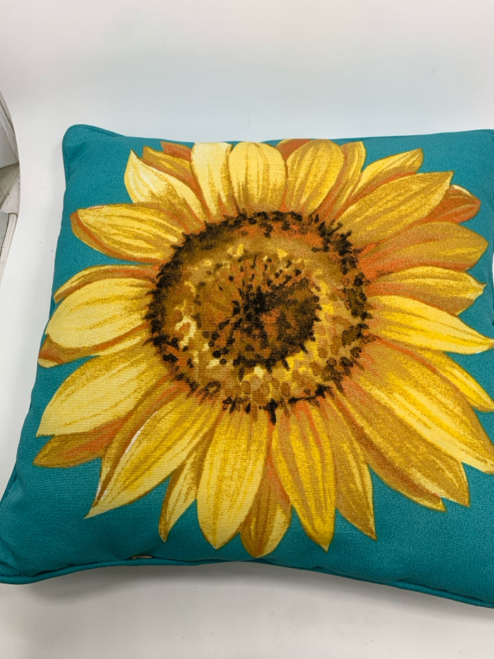 HOME SUNFLOWER PILLOW.