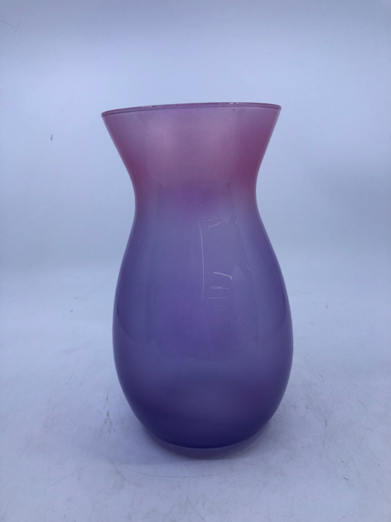 PURPLE IRIDESCENT VASE.