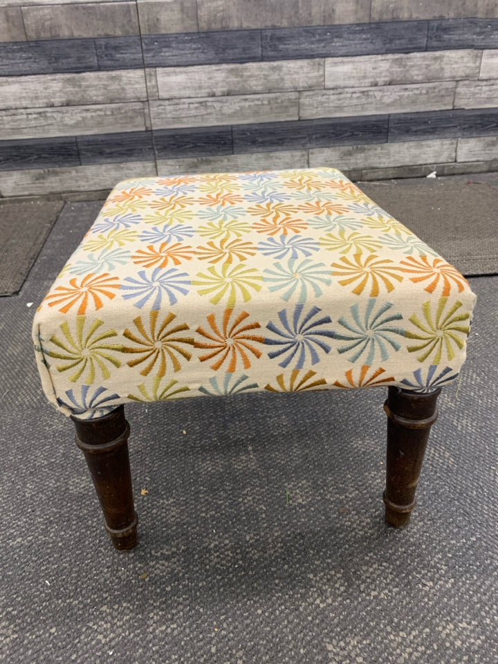 COLORFUL PINWHEEL STOOL W/WOOD LEGS.