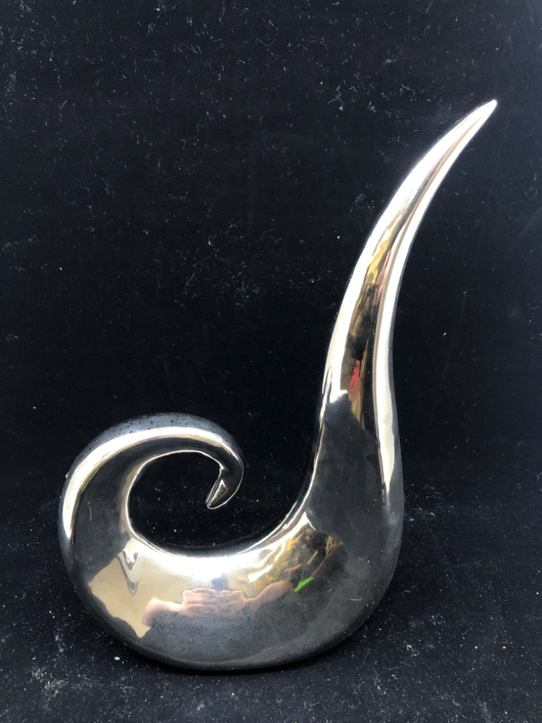 SILVER CERAMIC SWIRL DESK DECOR.