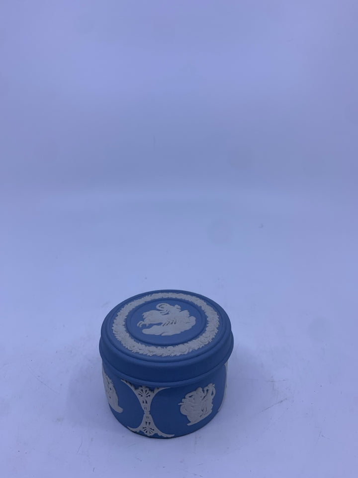 VTG JASPERWARE SMALL COVERED TRINKET BOX.