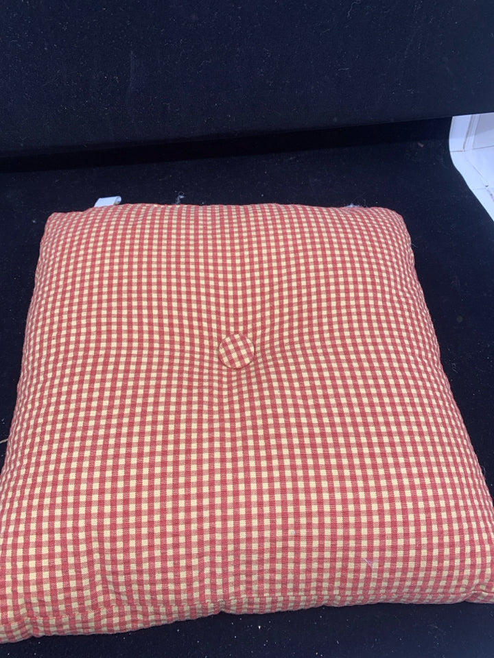 SMALL RED CHECKERED PATTERN PILLOW.