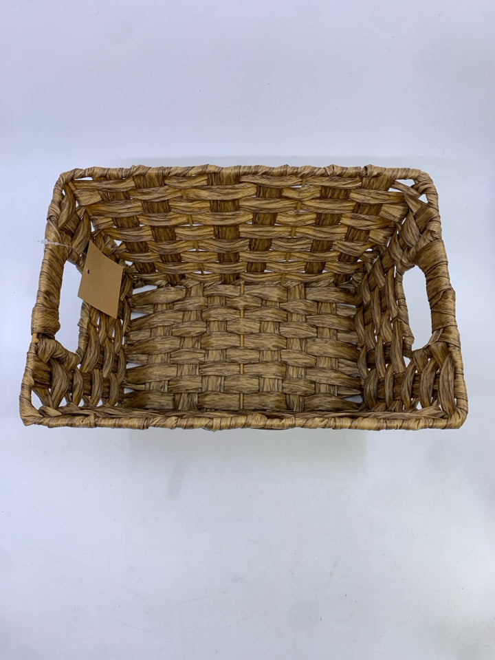 WOVEN BROWN BASKET W/HANDLES.
