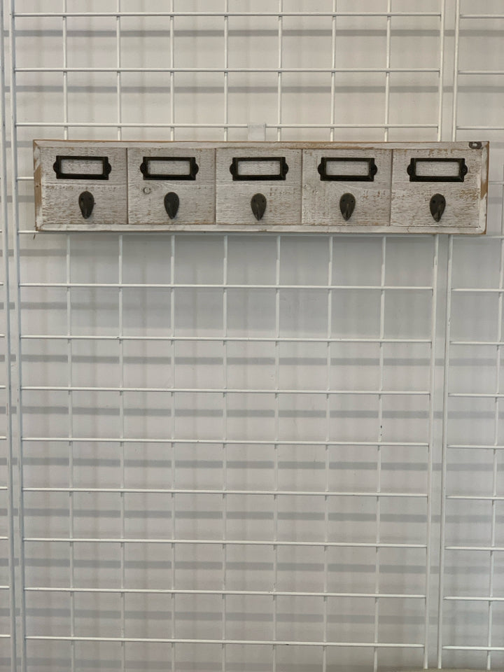 5-HOOK WHITE DISTRESSED WALL-HANGING.