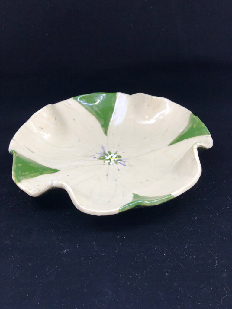 FLOWER SHAPED SERVING DISH.