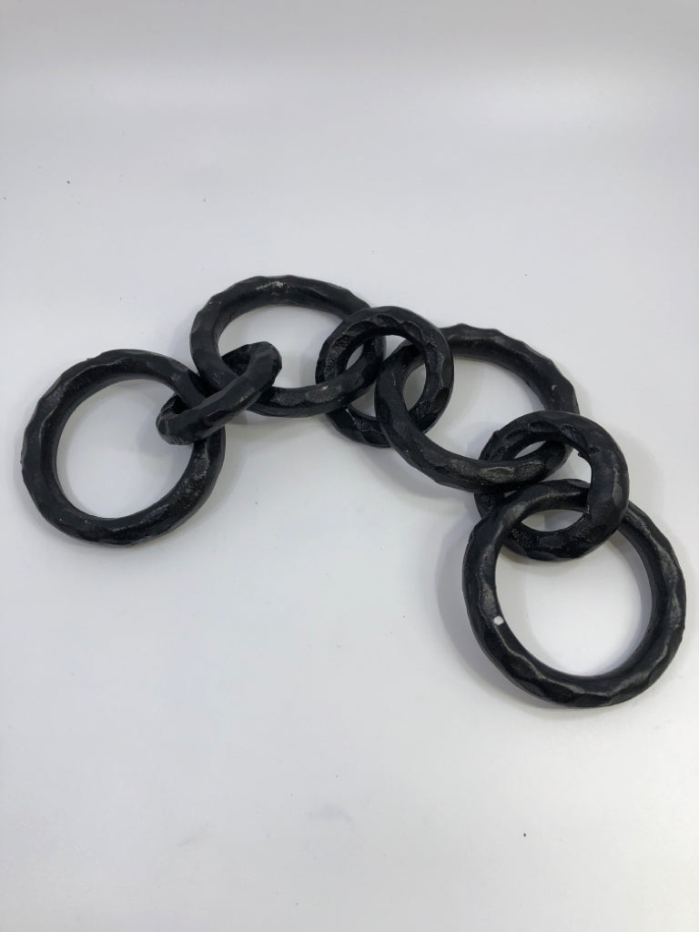 BLACK METAL CHAIN LINK DECOR.