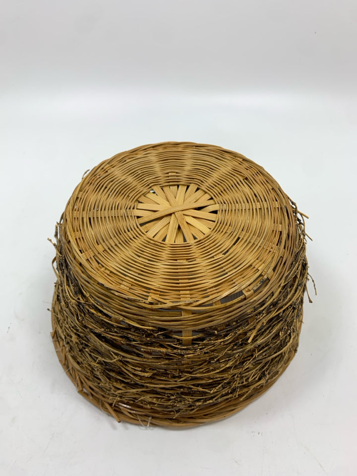 SMALL ROUND WOVEN BASKET.
