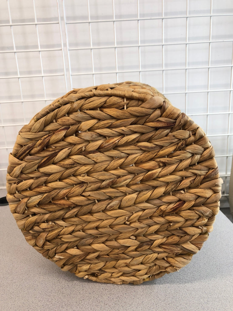 ROUND WOVEN BASKET.