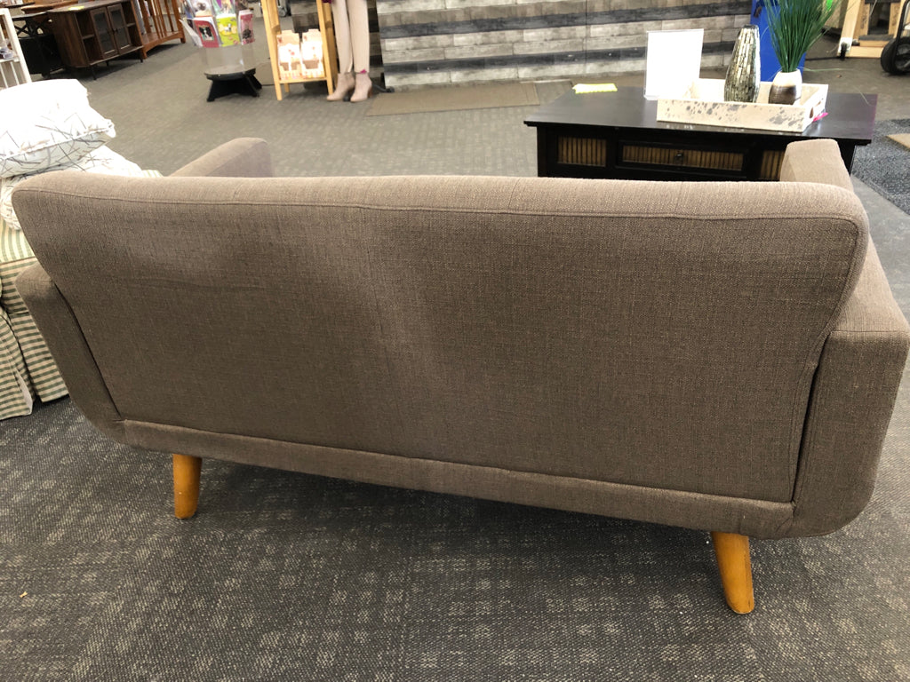 MOCHA BROWN FABRIC SOFA W/WOOD LEGS.
