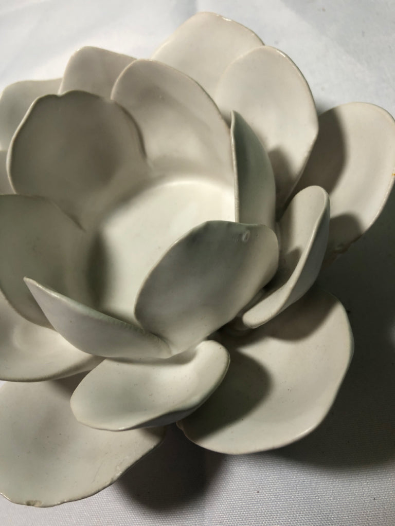 CERAMIC FLOWER TEA LIGHT.