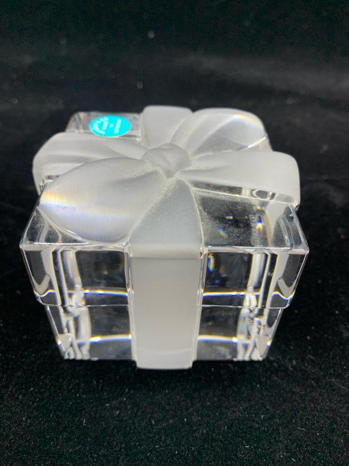NIB TIFFANY & CO PRESENT FROSTED BOW CRYSTAL PAPER WEIGHT.