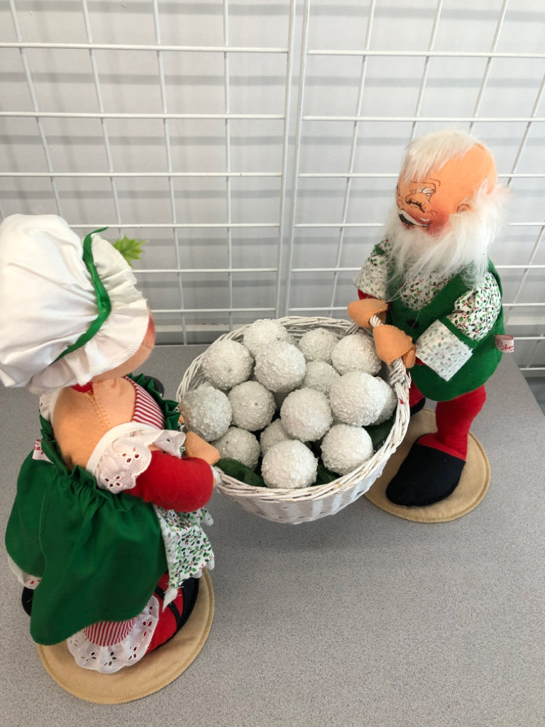 ANNALEE MR AND MRS CLAUS HOLDING BASKET OF SNOWBALLS LG FIGURINE.