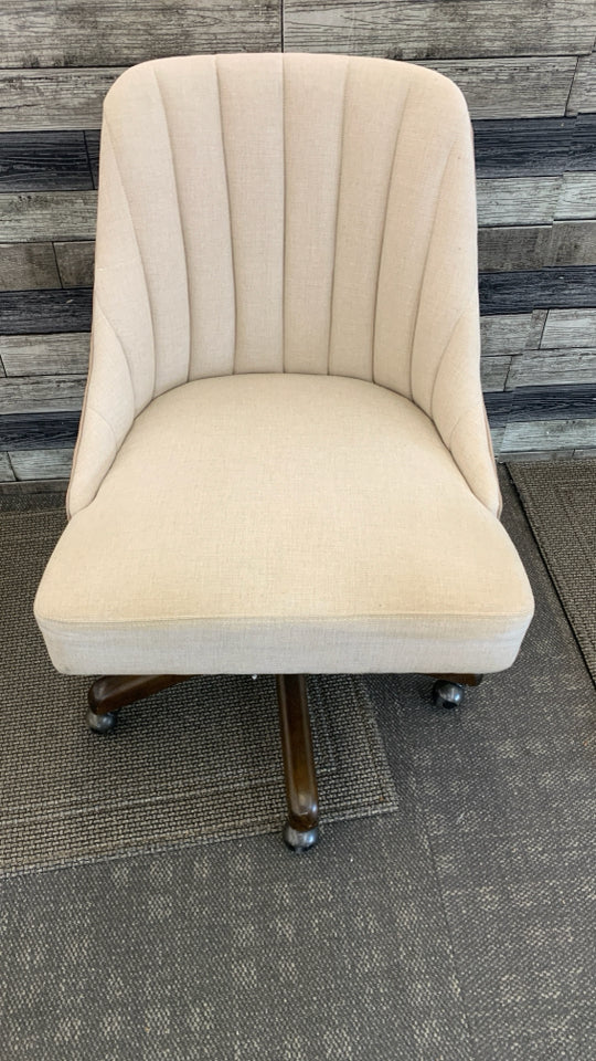 BEIGE SWIVEL OFFICE CHAIR.