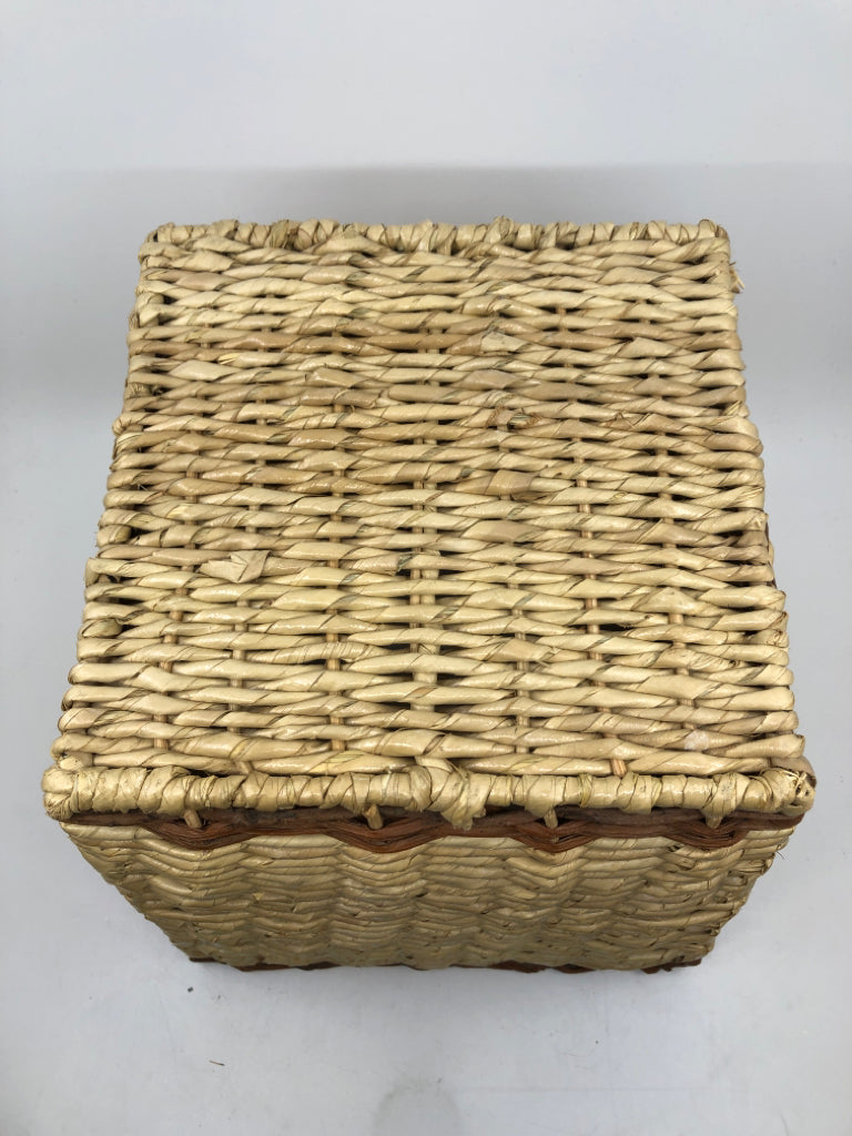 2 TONE WOVEN SQUARE TRASH BIN.