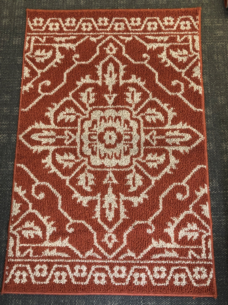 PUMPKIN PIE/WHEAT MEDALLION PATTERN AREA RUG.