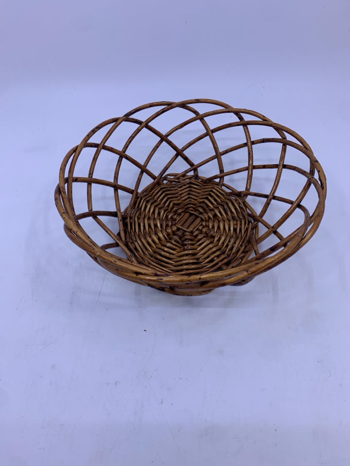 SMALL LACE ROUND BASKET.