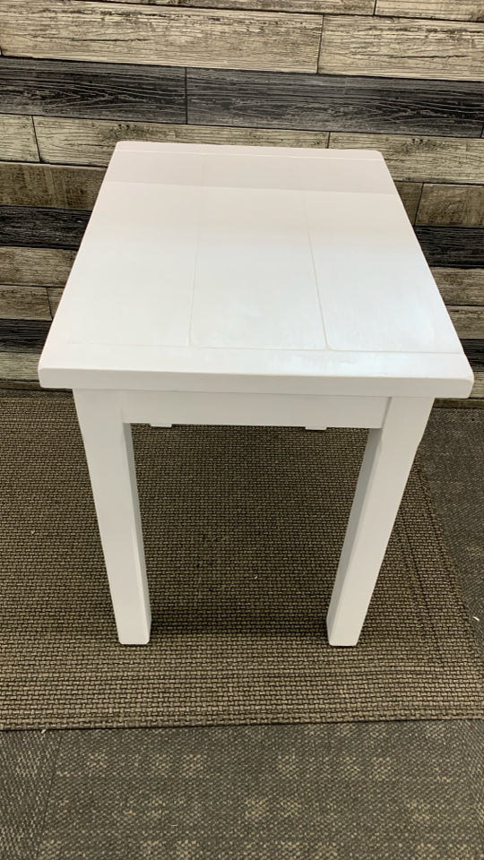 WHITE PAINTED WOOD SIDE TABLE.