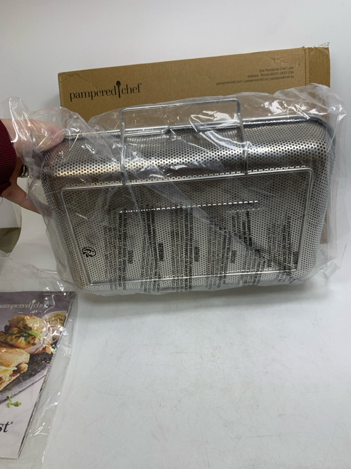 NIB LARGE GRILL PAN W/ REMOVABLE HANDLE.