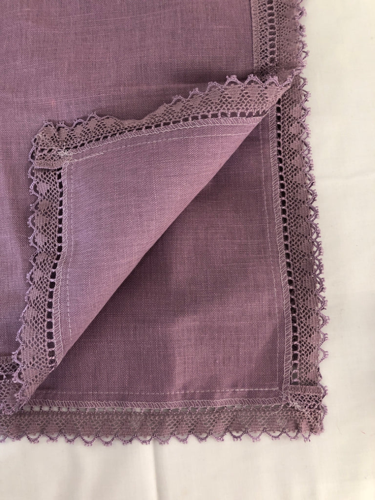 SMALL SQUARE PURPLE TABLE CLOTH.