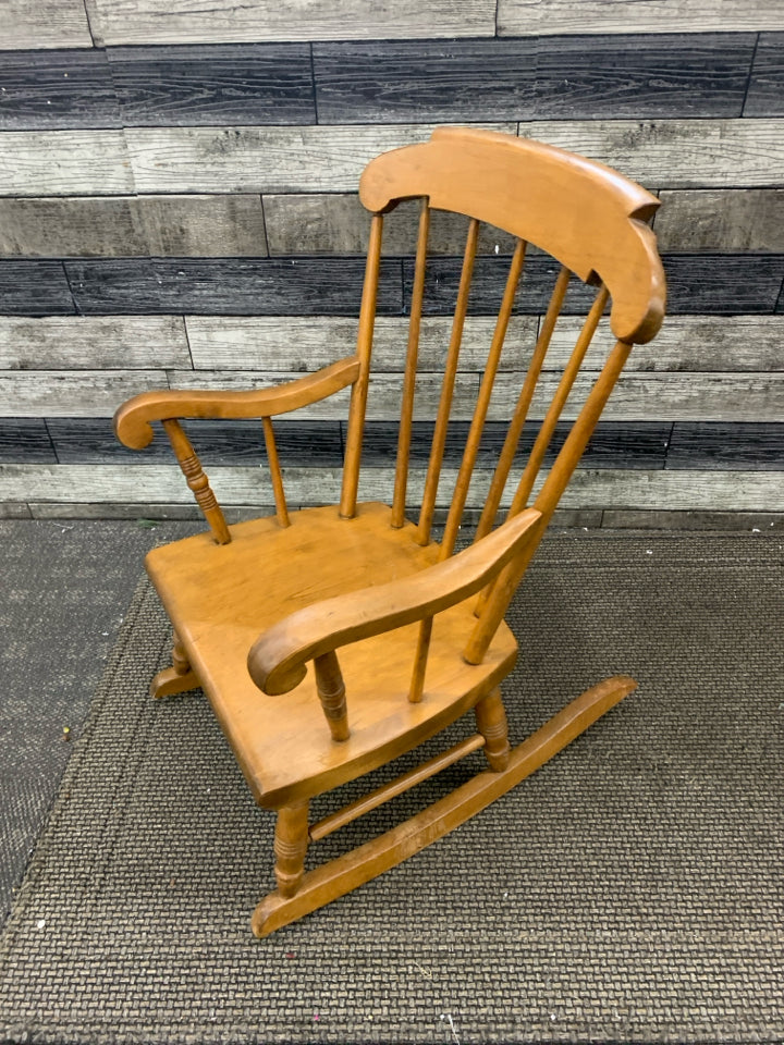 CHILDRENS ROCKING CHAIR.