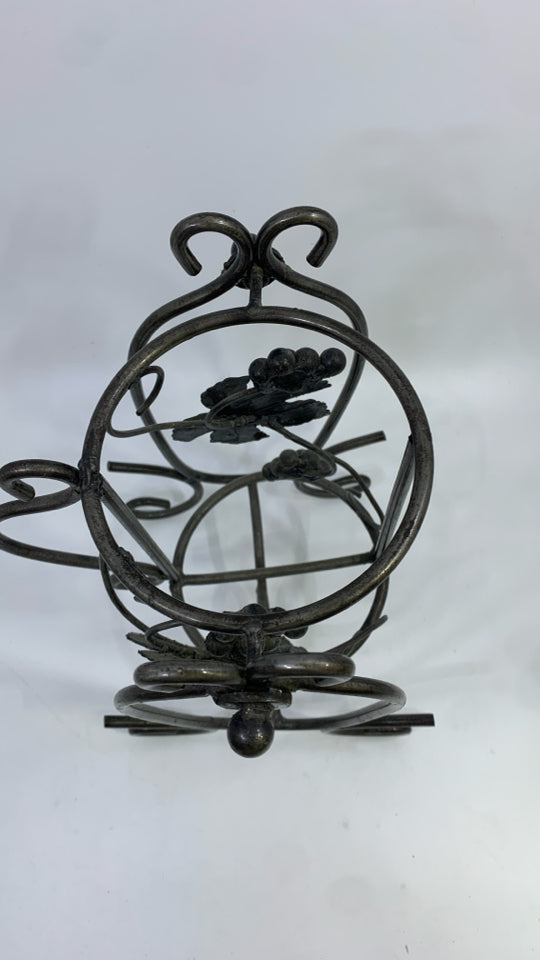 METAL SCROLL WINE BOTTLE HOLDER W/LEAVES.