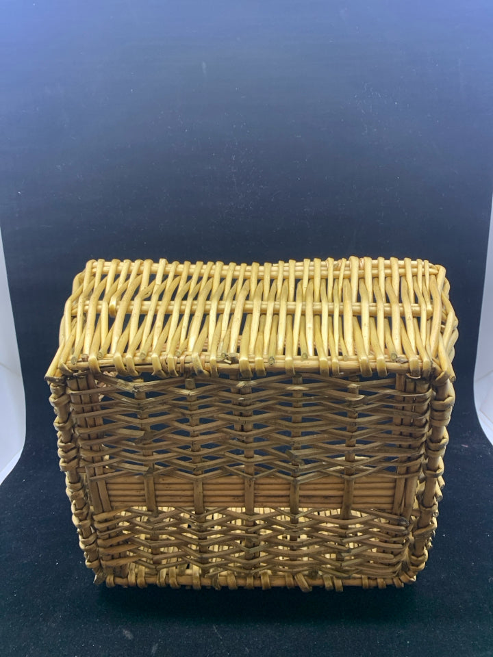 BLONDE SQUARE BASKET W/ HANDLE.