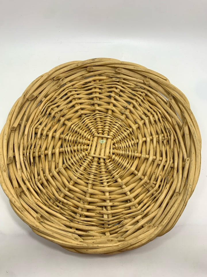 SHALLOW WICKER BASKET TRAY.