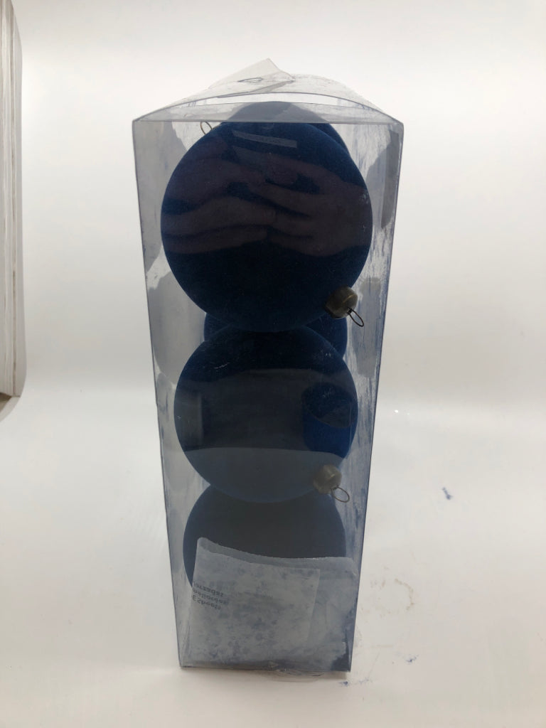 6 BLUE VELVET ORNAMENTS IN BOX.