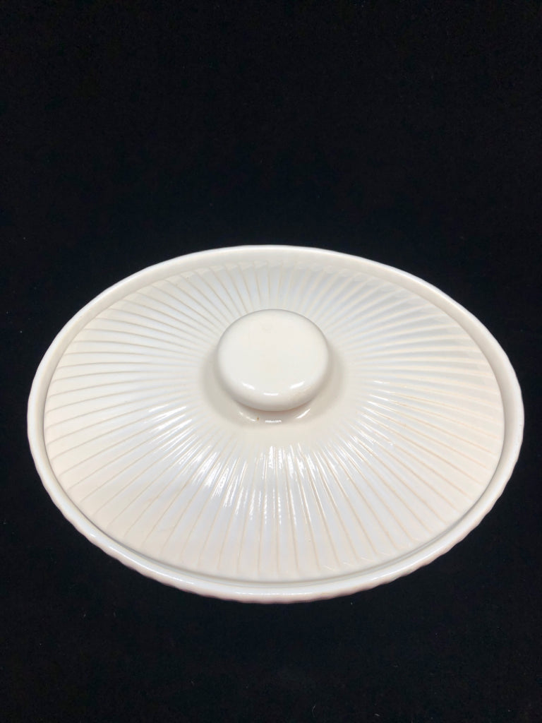WHITE RIBBED OVAL CASSEROLE DISH W/LID.