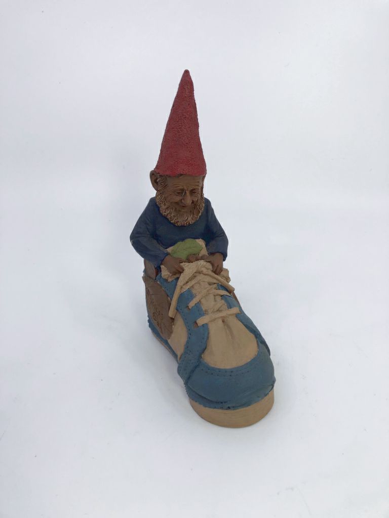 VTG TOM CLARK "PHIEDIPPIDES" CLAY GNOME IN SHOE FIGURINE.
