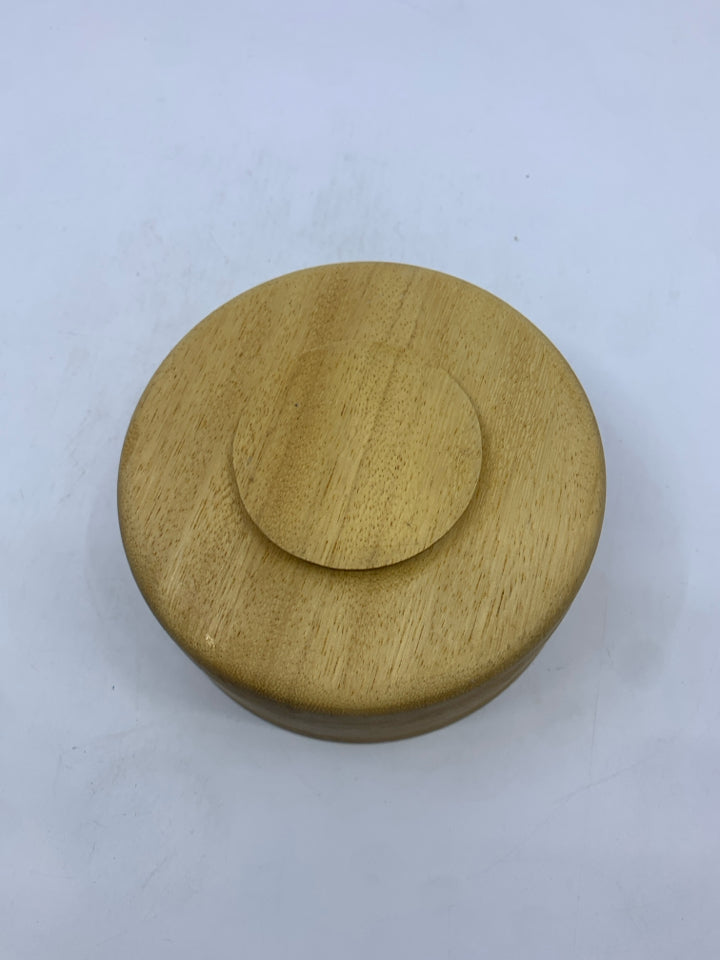 SMALL BLONDE WOOD BOWL.