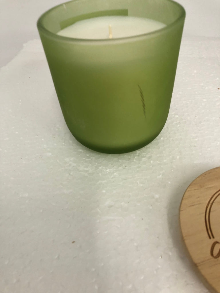 JASMINE AND SANDLEWOOD CANDLE.