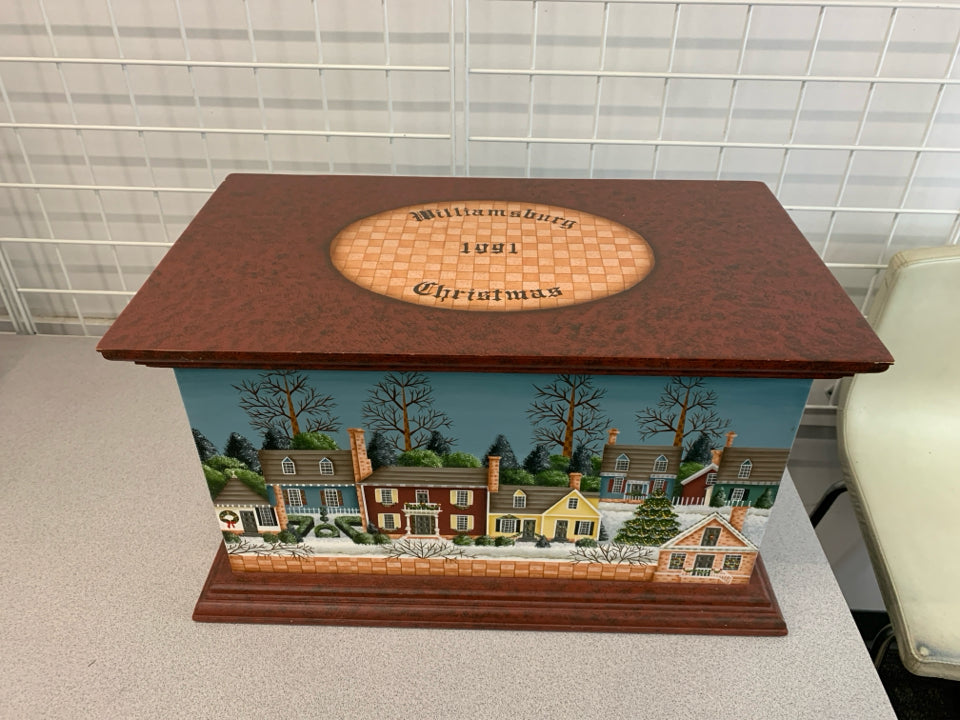 WILLIAMSBURG HAND-PAINTED STORAGE BOX W/LID.