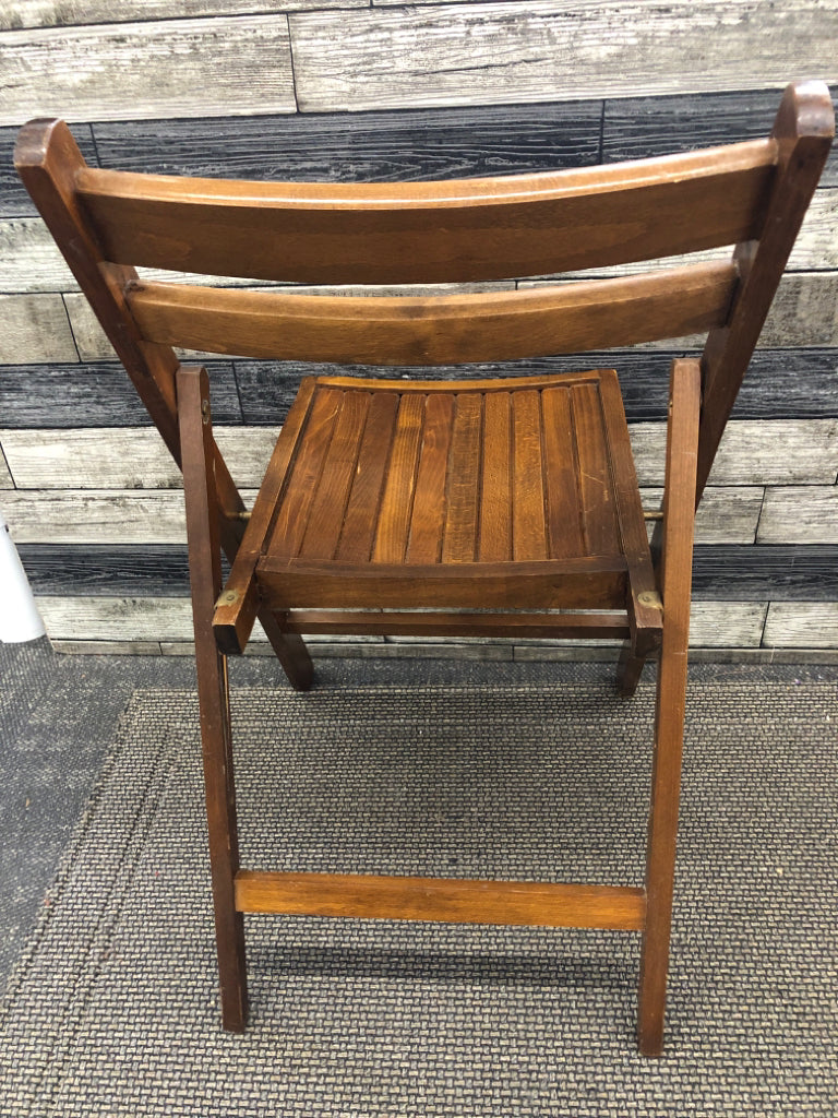 FOLDING WOOD CHAIR.