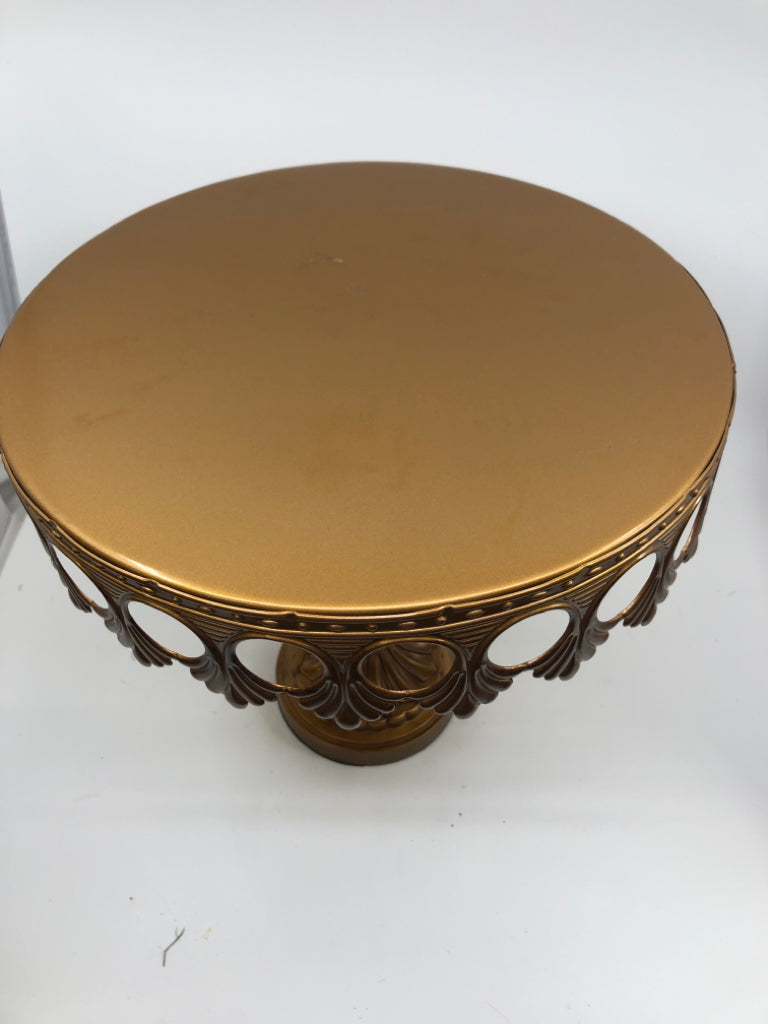 GOLD METAL FOOTED CAKE STAND.