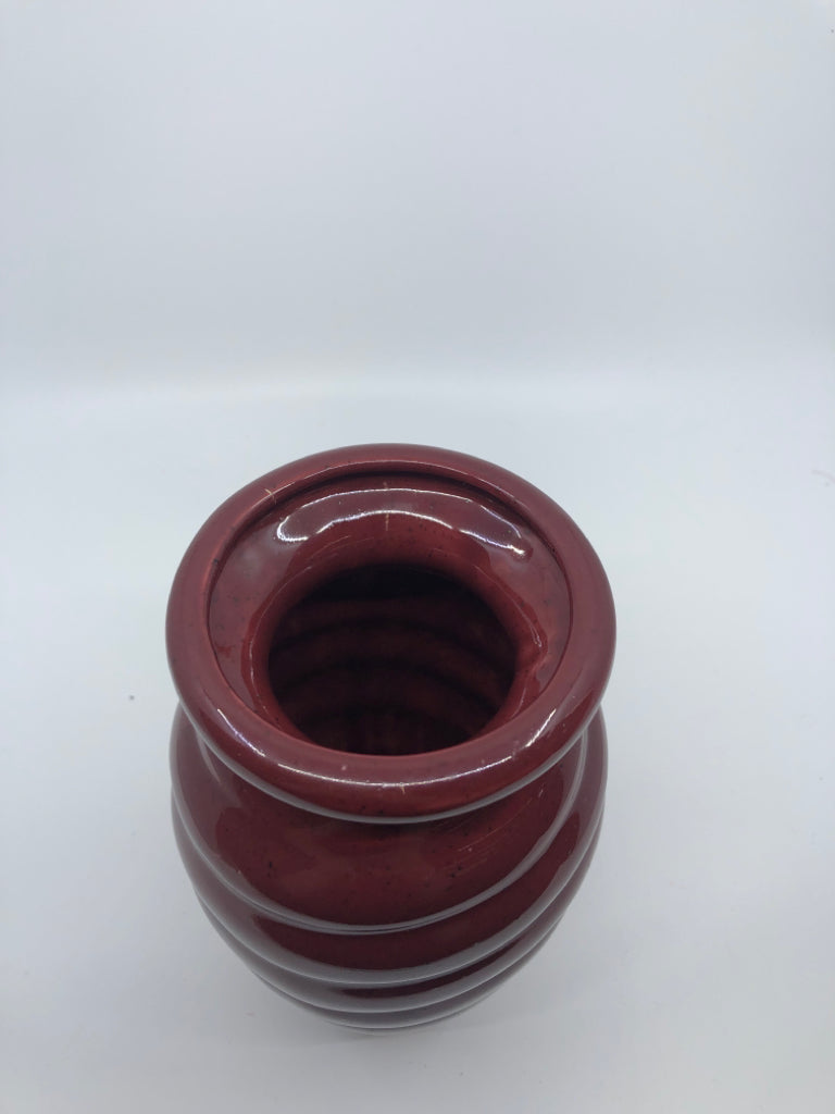 RED RIBBED VASE.