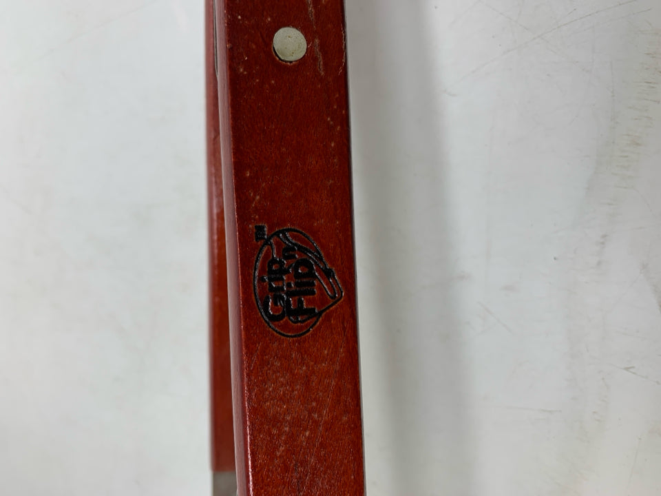 GRILLING WOOD/STAINLESS STEEL BURGER GRIP SPATULA.