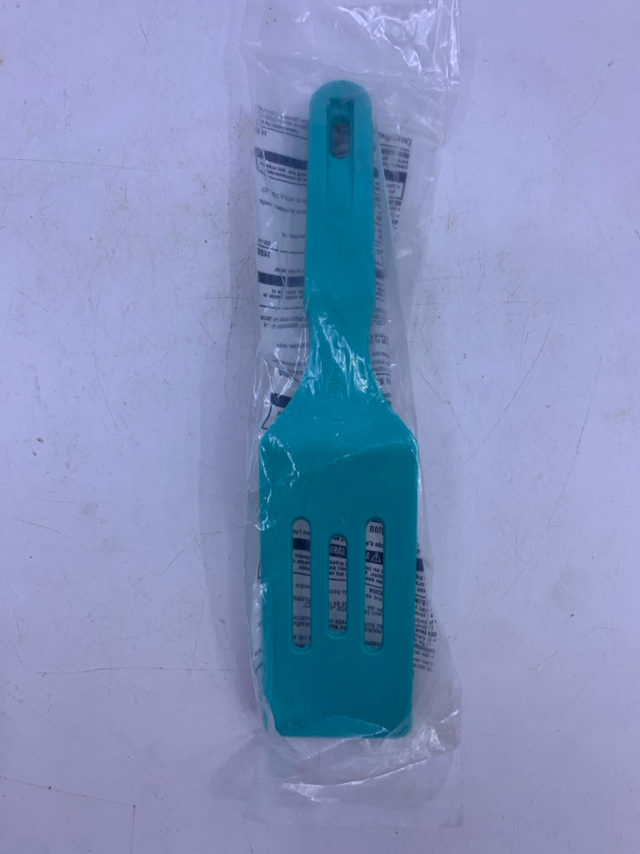 NIP PAMPERED CHEF SMALL SPATULA.